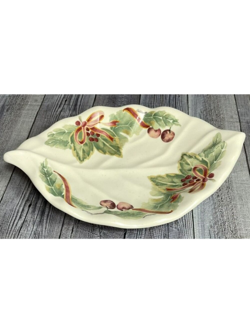 Retired Pfaltzgraff Jamberry Holiday Leaf Dish Christmas Design